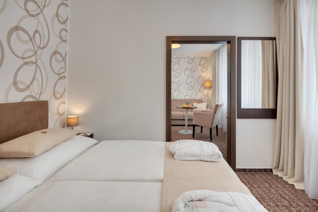Hotel Atlas Benesov  Zewnętrze zdjęcie