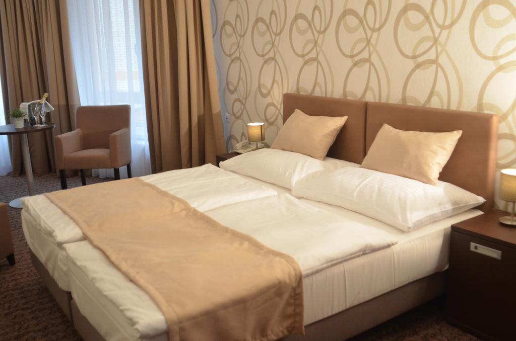 Hotel Atlas Benesov  Zewnętrze zdjęcie